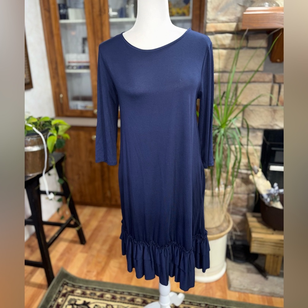 ZENANA OUTFITTERS size medium 3/4 navy blue dress. 2 tiered ruffle skirt pockets